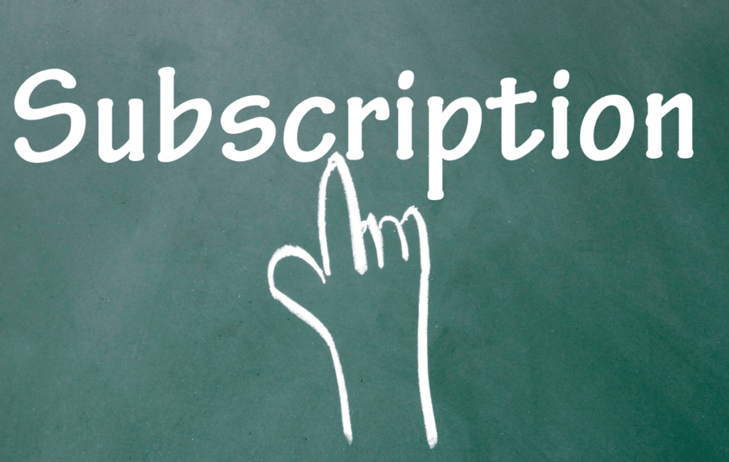 整骨院で注目されているサブスクを黒板にsubscriptionと書き込んで注目を集めている