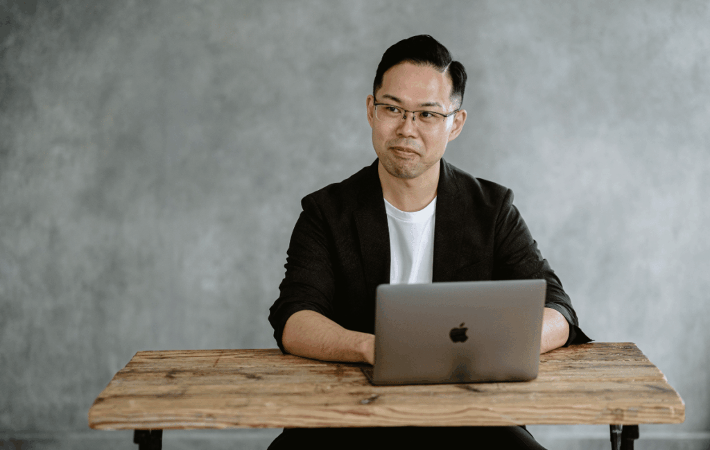 リピーターが増えない理由を語っている講師の姿