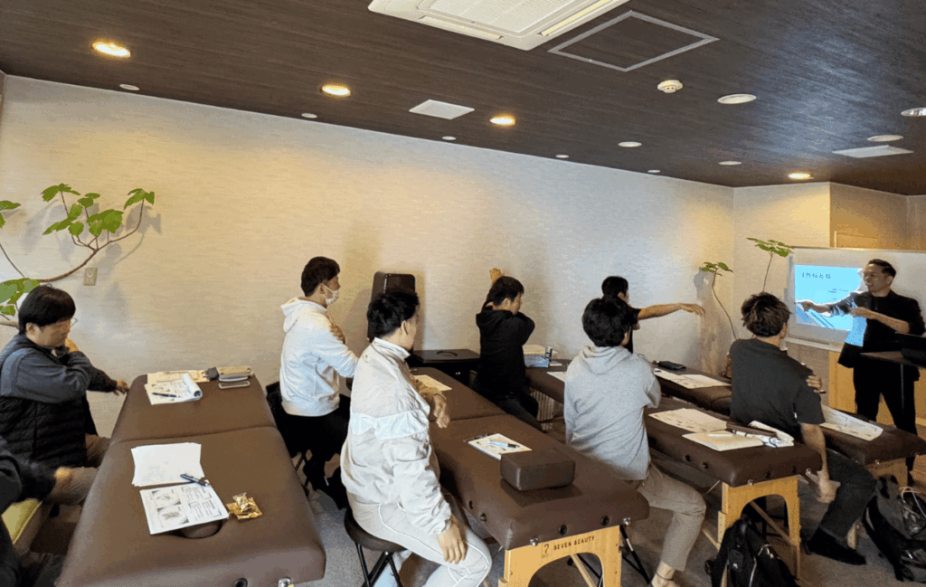 手技と紹介を結びつけて話している講義姿