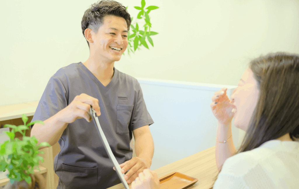 患者さんが笑顔で次回の予約をとりリピートをとっている