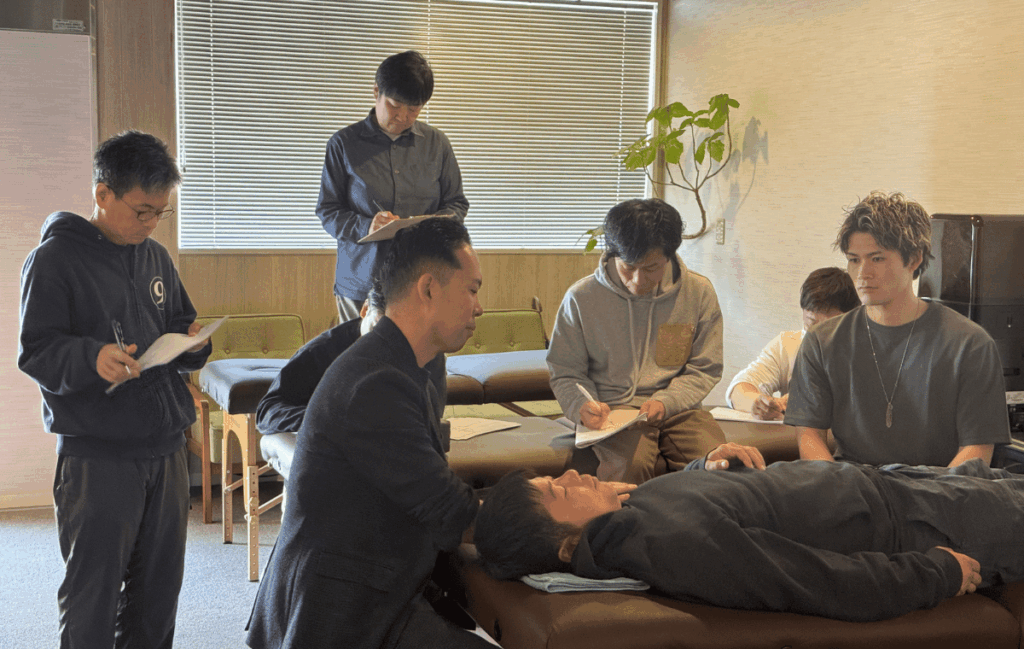FJAを受講生に解説している。受講生の真剣な表情。