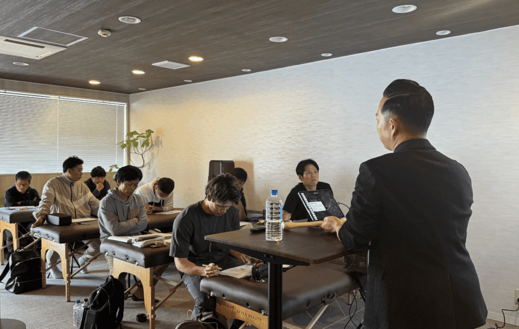 FJAの内容を伝えている講師と真剣に考えている受講生の姿
