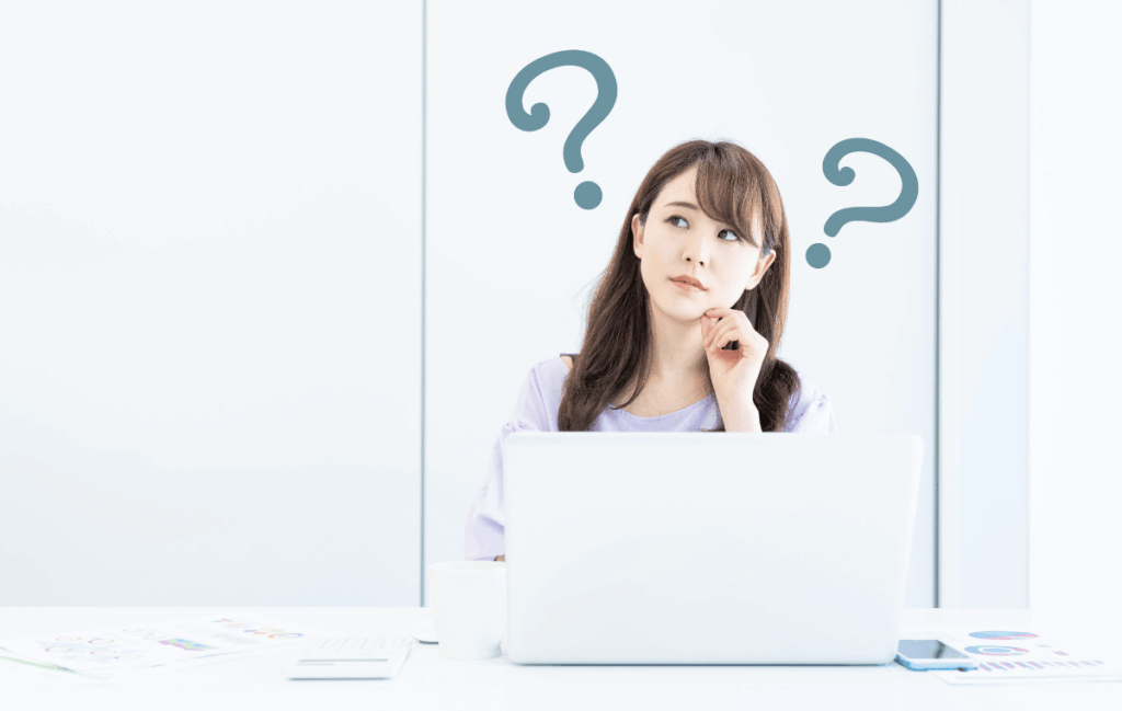 ゴッドハンドの整体は効果があるのかを調べている女性の姿