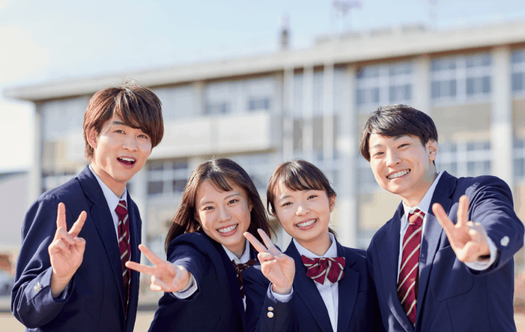 中学生がどこに通えばいいか整骨院を探して、良いところを見て喜んでいる姿。