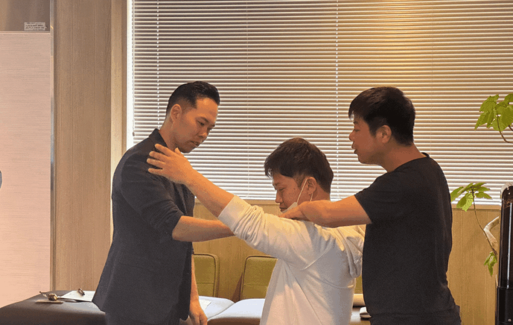 一人一人に対して手技のポイントを伝えている講師の姿