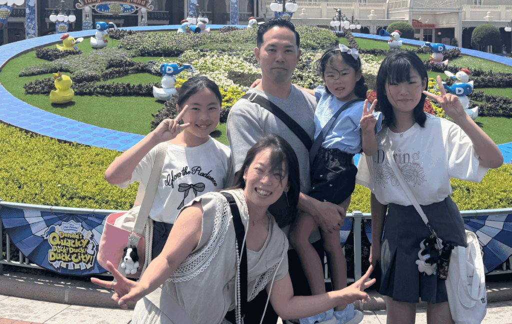 休日に家族で旅行に行っている施術者の姿
