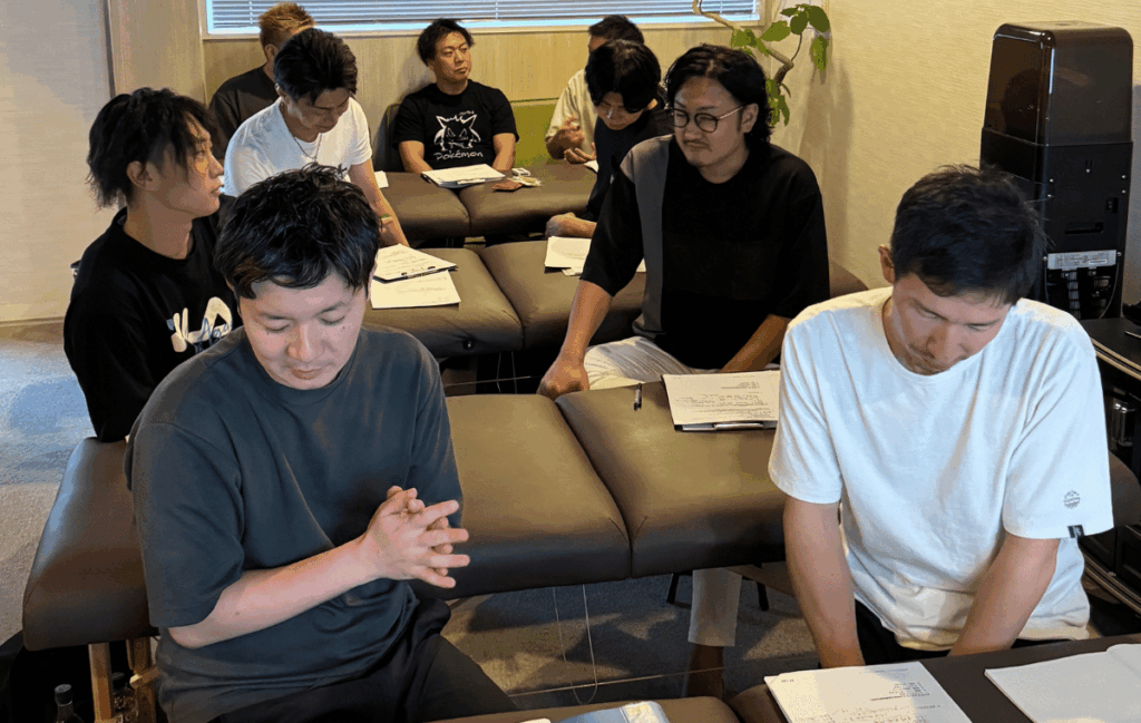 患者さんを生涯のファンにするために平井塾の講義を受けてディスカッションしている受講生９人の姿