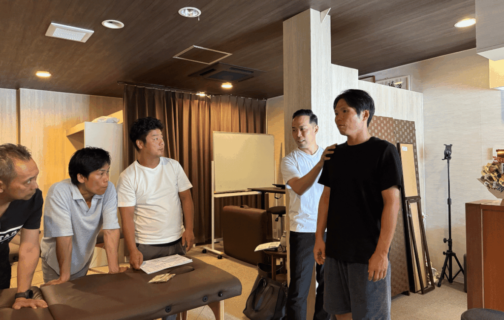 初公開の肘関節の見方を熱心に聞いている受講生の姿