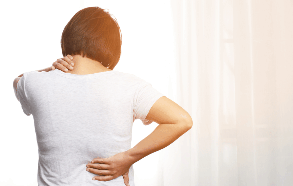 ５０代の女性が腰に手を当てている姿