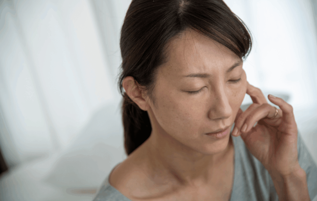 更年期でホルモンの変化を感じて原因は何かわからなくて悩んでいる女性の姿