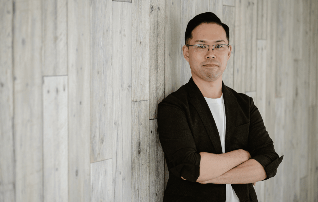ストレートネックを改善することができればめまいなどの症状は良くなると語る施術者の姿