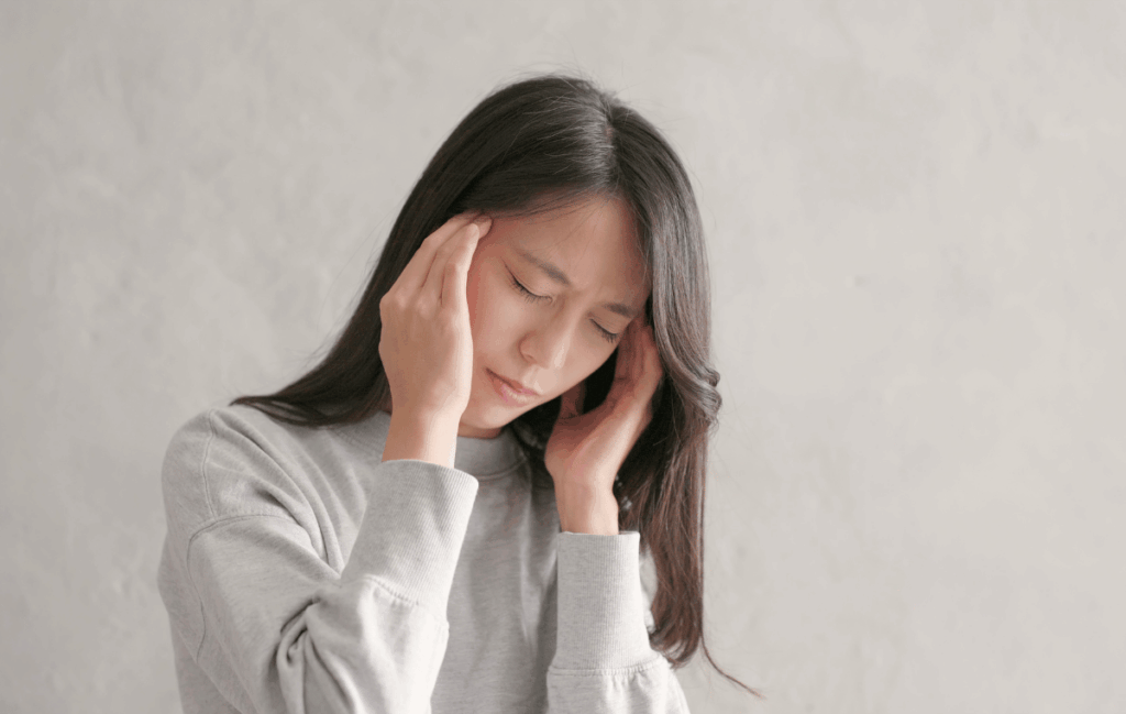 更年期になり頭痛やめまいで悩んでいる女性の姿