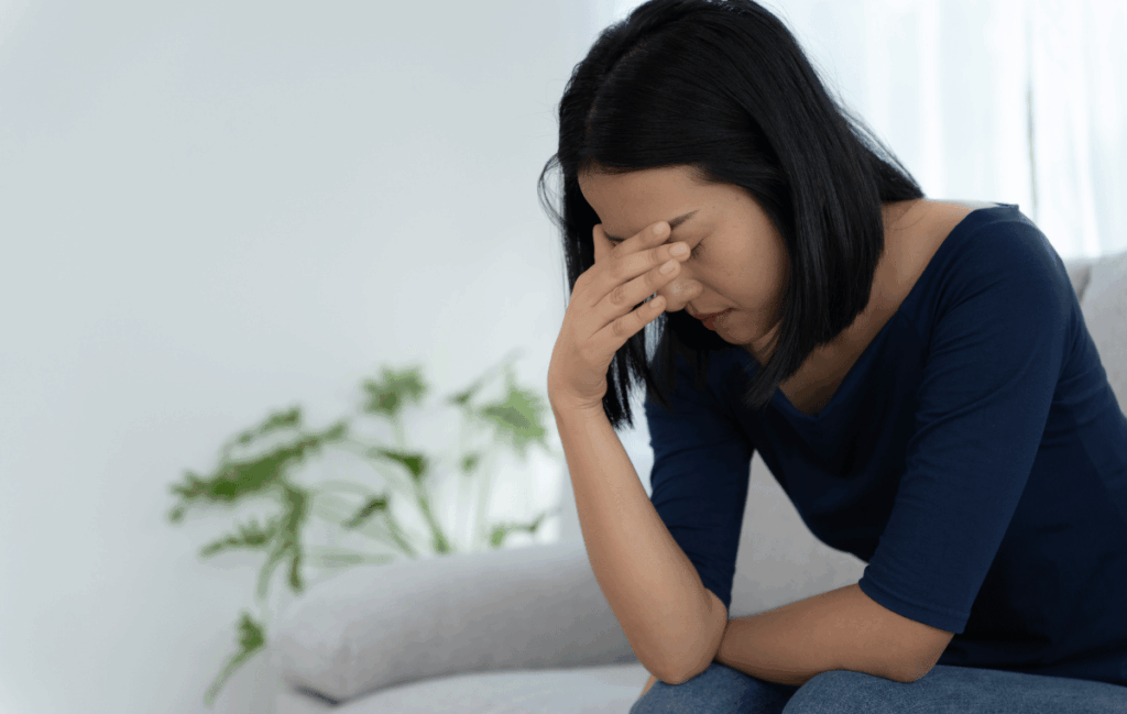 なぜ首こりが治らないのか悩んでいる女性の姿
